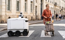 On pensait les robots de livraison autonomes réservés aux trottoirs : la France vient de les autoriser sur la chaussée, devant chez vous