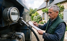 On remplissait sa cuve de fioul pour 2 209 euros l'été dernier : au prix relevé par le ministère, le même camion ajoute 1 136 euros à votre facture