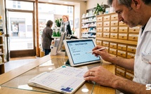 On croyait le carnet de santé suffisant pour suivre ses vaccins : la Cour des comptes veut tout basculer en ligne, et votre pharmacien y écrit déjà