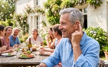 Vous entendez moins bien avant 70 ans ? Porter tôt un appareil auditif réduirait le risque de démence, et le vôtre peut ne rien vous coûter