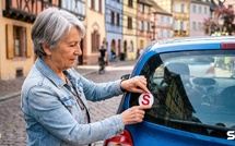 Macaron S pour les seniors au volant : la Sécurité routière confirme qu'aucun texte ne vous oblige à le coller sur votre voiture